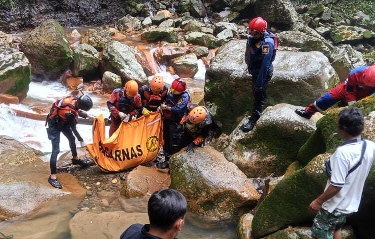 Mayat di Curug Seribu Berhasil Dievakuasi, Korban Hilang Saat Mencari Burung