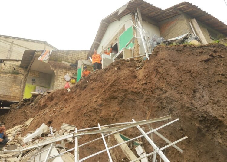 Rumah Terdampak Longsor, 4 Keluarga di Margajaya Mengungsi
