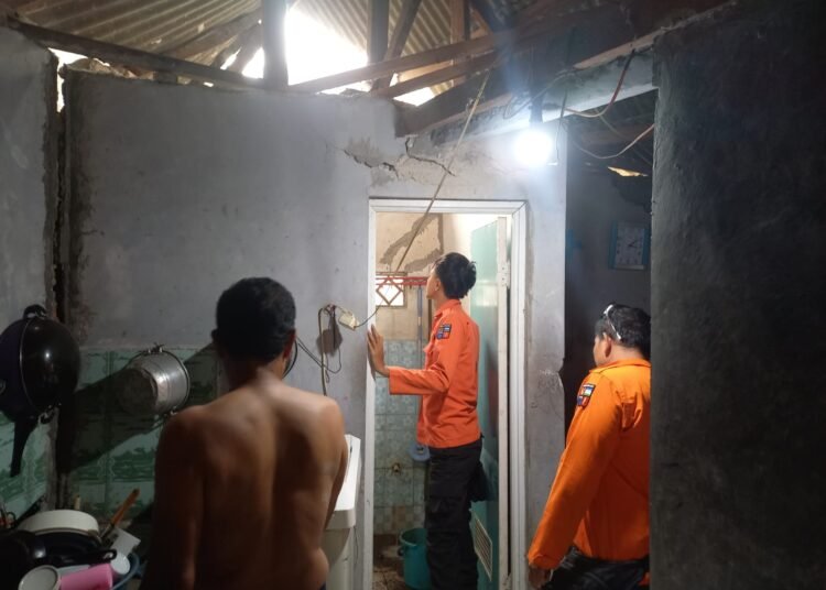 Tembok Kamar Mandi Ambruk, Penghuni Rumah di Kota Bogor Tertimpa