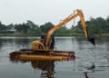 Sampah Menumpuk? Ekskavator Amfibi Siap Beraksi di Setu Kabupaten Bogor