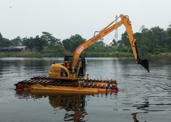 Sampah Menumpuk? Ekskavator Amfibi Siap Beraksi di Setu Kabupaten Bogor