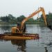 Sampah Menumpuk? Ekskavator Amfibi Siap Beraksi di Setu Kabupaten Bogor