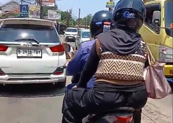 Pusing Usai Mengajar, Guru di Cileungsi Minta Bantuan Damkar Bawa Motornya