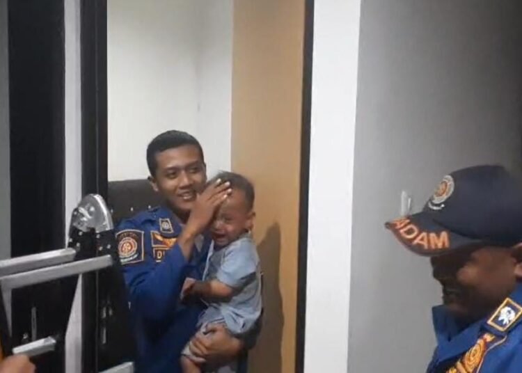 Heroik, Damkar Evakuasi Balita di Cileungsi yang Terkunci dalam Kamar