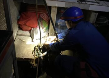 Tak Biasa, Damkar Bantu Warga Cibinong yang Kesulitan Pasang Mesin Penyedot Air