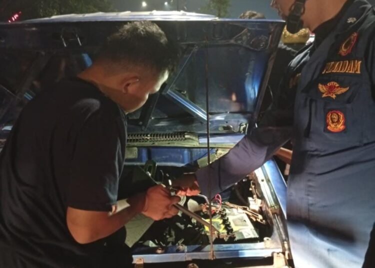 Bukan Padamkan Api, Damkar Bantu Warga Perbaiki Mobil Mogok di Pakansari