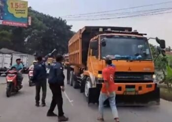 Sejumlah Warga Hentikan Truk Tambang hingga Teriaki Petugas Dishub di Parungpanjang