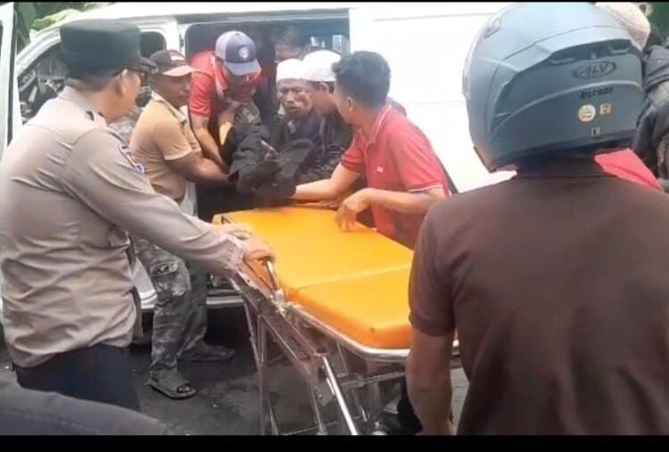 Truk dan Gran Max Adu Banteng di Tanjungsari, Sopir Terjepit