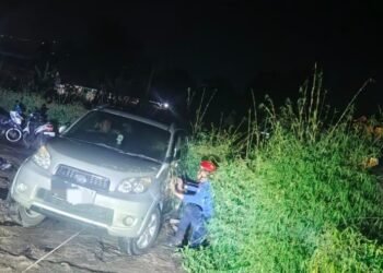 Gegara Jalan Gelap dan Berlubang, Mobil Terperosok ke Parit Sawah