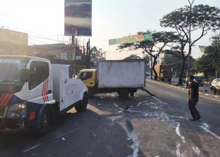 Truk Box Terguling di Jalan Alternatif Cibubur Akibat Pengemudi Kurang Konsentrasi