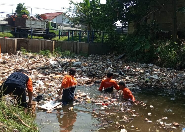 Jaring Apung Bakal Dipasang Imbas Tumpukan Sampah Tutupi Irigasi Situ Cikaret