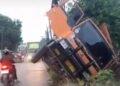Jalan Rusak Sopir Tak Konsentrasi, Truk di Cileungsi Terguling