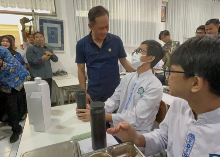 Menteri LH Hanif Faisol Tinjau SPPG Hingga MBG di Kota Bogor