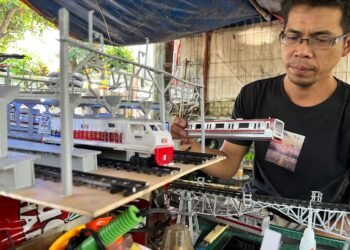 Mengintip Miniatur KAI Commuter Line Karya Perdana Jakaria