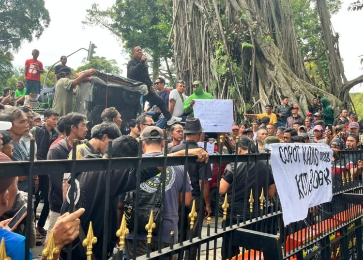 Sopir Angkot Geruduk Balaikota Bogor Tolak Penghapusan Angkot