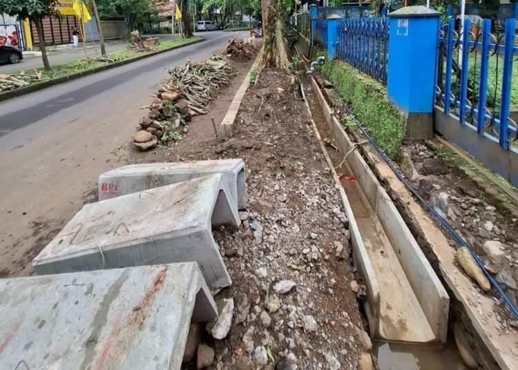 Diduga Lalai, Proyek Drainase Akibatkan Kebocoran Pipa Perumda Tirta Pakuan di Jalan Tirto Adhi Soerjo