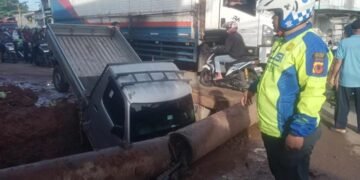 Sopir Tak Konsentrasi, Pikap Terperosok ke Galian Proyek di Gunungputri