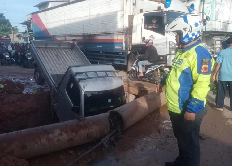 Sopir Tak Konsentrasi, Pikap Terperosok ke Galian Proyek di Gunungputri