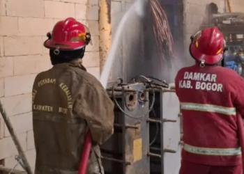 Korsleting Listrik, Pabrik Keramik di Klapanunggal Terbakar