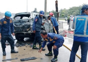 Mobil Kecelakaan Tunggal dan Terbakar di Km 41 Gerbang Tol Ciawi