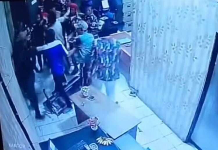 Ogah Bayar, Sekelompok Ormas Diduga Pukuli Petugas Parkir di Pasar Parung