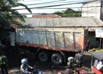 2 Truk di Cileungsi Tabrakan dan Terguling Timpa Pemotor, 6 Orang Terluka 