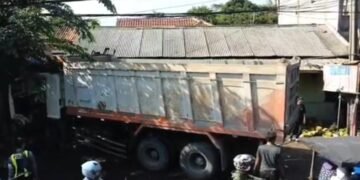 2 Truk di Cileungsi Tabrakan dan Terguling Timpa Pemotor, 6 Orang Terluka