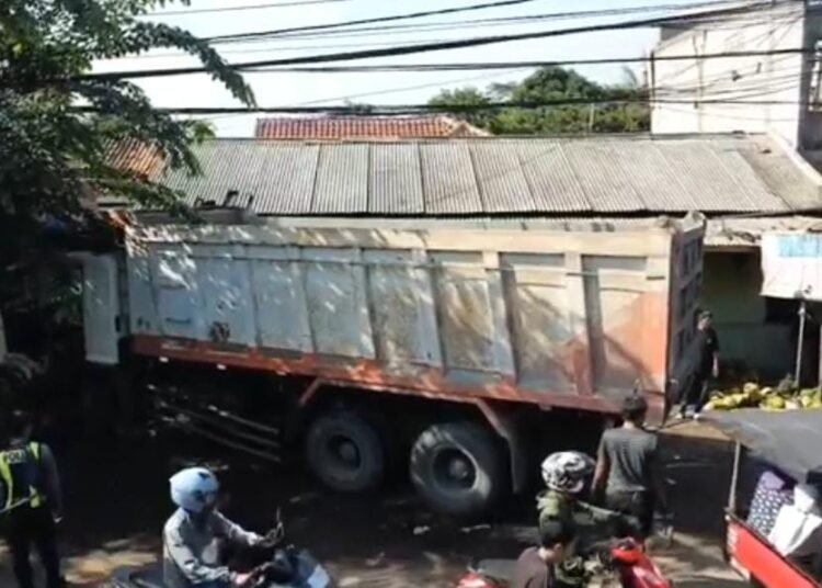 2 Truk di Cileungsi Tabrakan dan Terguling Timpa Pemotor, 6 Orang Terluka 