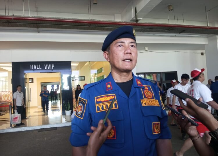 Anggota Damkar Tertabrak Pemotor Saat Bersihkan Tumpahan Oli di Cibungbulang