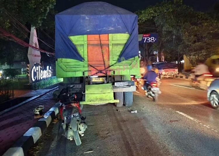 Tabrak Truk Parkir di Pinggir Jalan Cileungsi, Pemotor Terluka