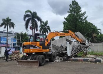 Satpol PP Bongkar Bangunan di Area Gedung KNPI