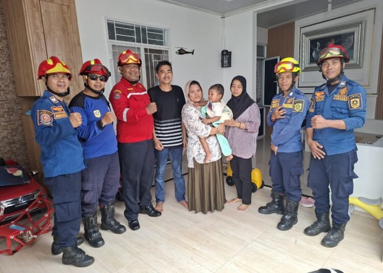 Dramatis, Damkar Selamatkan Balita yang Terjebak dalam Mobil di Cibinong