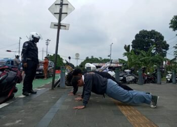 Lawan Arah karena Panik Saat Ada Operasi, 3 Pelajar Dihukum Push Up 150 Kali