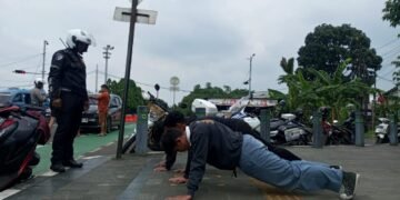 Lawan Arah karena Panik Saat Ada Operasi, 3 Pelajar Dihukum Push Up 150 Kali