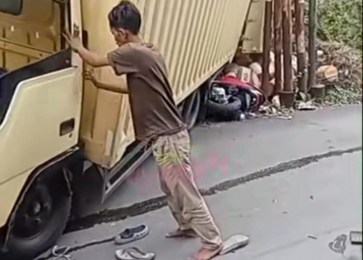 Tak Kuat Nanjak, Truk Box Hantam Motor hingga 2 Orang Luka-luka