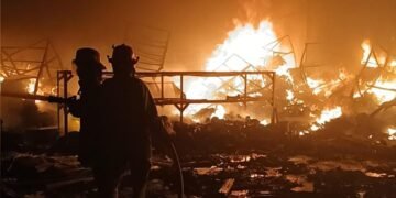 Damkar Butuh 4 Jam Padamkan Api yang Membakar Gudang Material di Citeureup