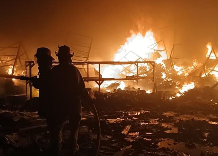 Damkar Butuh 4 Jam Padamkan Api yang Membakar Gudang Material di Citeureup