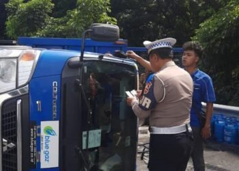 Truk Pengangkut Tabung Gas Terguling di Tol Jagorawi