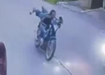 Bergaya Ala Superman, Pemotor di Cigudeg Tabrak Pengendara Lain hingga Luka 