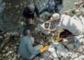 Warga Gotong Royong Angkut Gunungan Sampah di Kedung Waringin