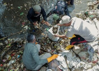 Warga Gotong Royong Angkut Gunungan Sampah di Kedung Waringin