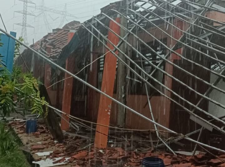 SMKN 1 Gunungputri Ambruk, Sejumlah Orang Dikabarkan Luka-luka