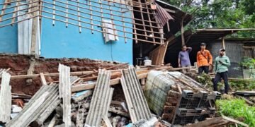 Rumah Warga di Cimandala Diterjang Longsor, Dapur dan Kamar Mandi Rusak