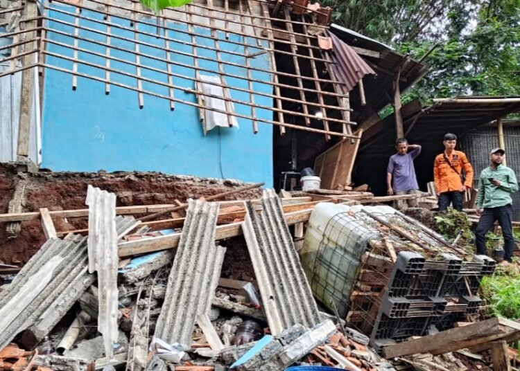 Rumah Warga di Cimandala Diterjang Longsor, Dapur dan Kamar Mandi Rusak