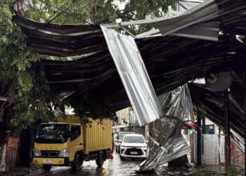 Gegara Hujan Deras dan Angin Kencang, Asbes Ruko di Bojonggede Ambruk