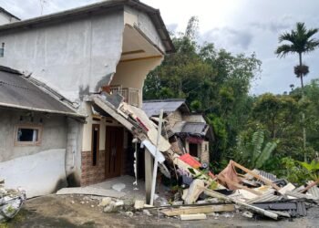 Rumah Warga di Megamendung Ambruk Diterjang Hujan dan Angin Kencang
