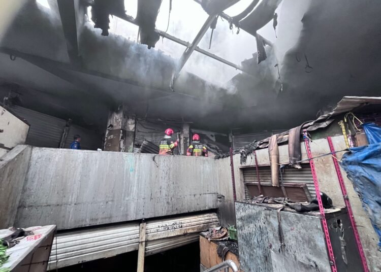 Kebakaran di Pasar Kebon Kembang, 11 Mobil Damkar Diterjunkan