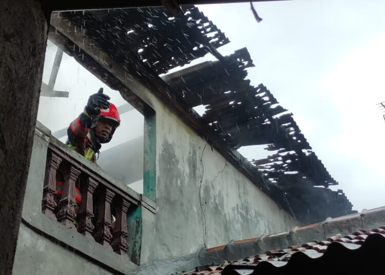 Diduga Dipicu Ponsel yang Dicas, Rumah di Bogor Utara Terbakar