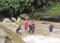 Lima Wisatawan Terjebak Arus Sungai di Curug Seribu