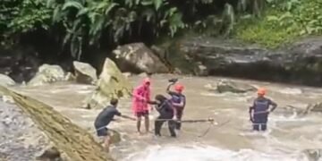 Lima Wisatawan Terjebak Arus Sungai di Curug Seribu